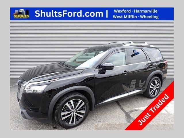 2023 Nissan Pathfinder Platinum — photo 1 of 12