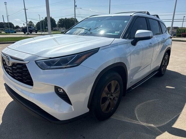 2023 Toyota Highlander Hybrid Bronze Edition