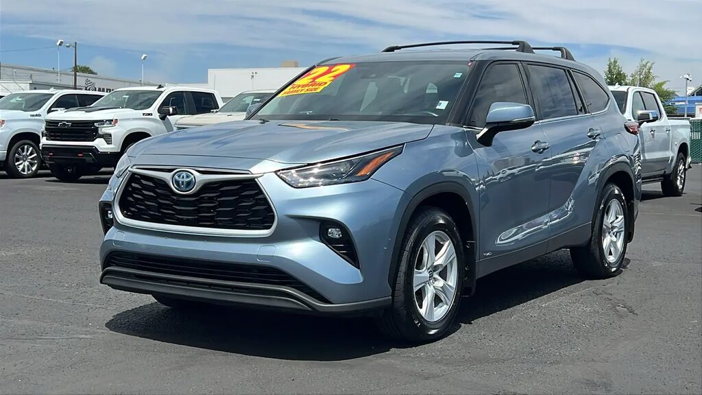 2022 Toyota Highlander Hybrid LE — photo 1 of 13