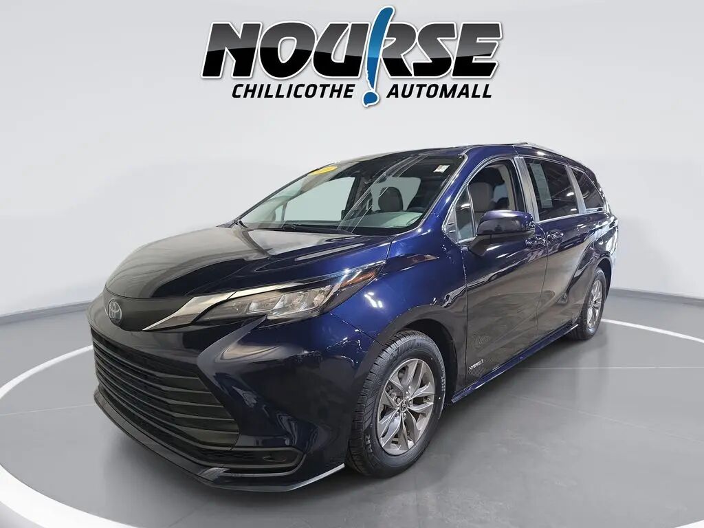 2021 Toyota Sienna LE 8-Passenger — photo 1 of 13