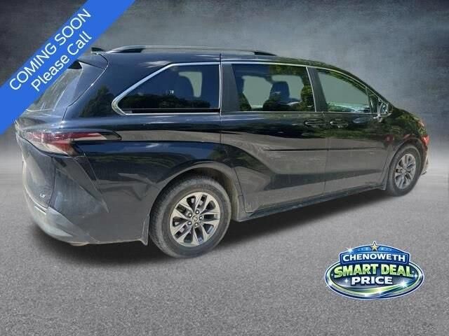2025 Toyota Sienna LE 8-Passenger