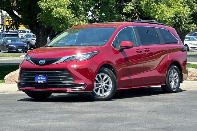 2025 Toyota Sienna LE 8-Passenger