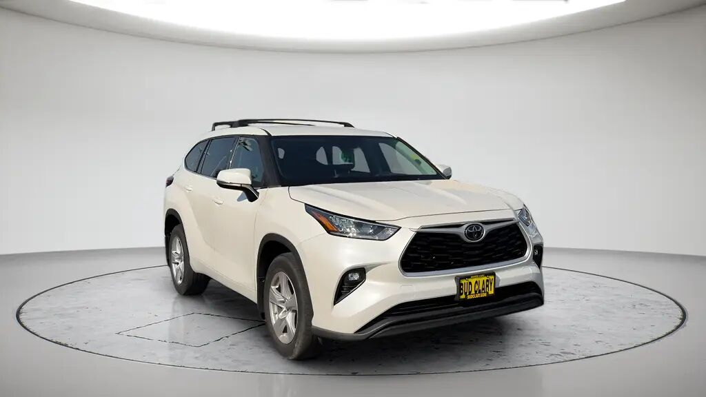 2020 Toyota Highlander LE — photo 1 of 13
