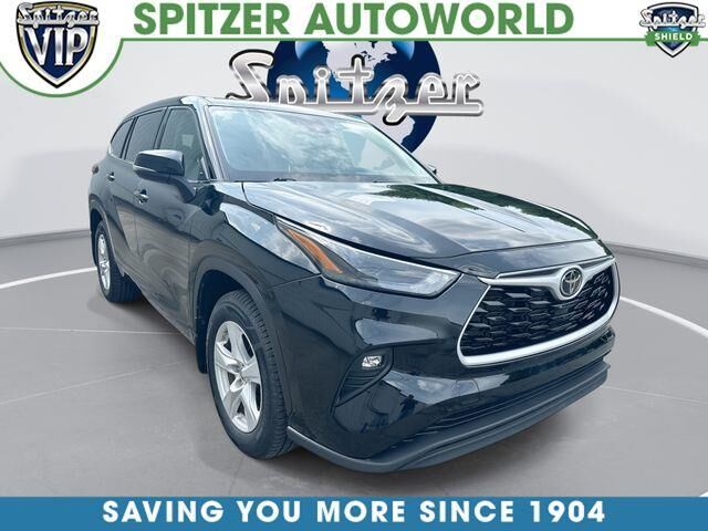 2022 Toyota Highlander LE — photo 1 of 12