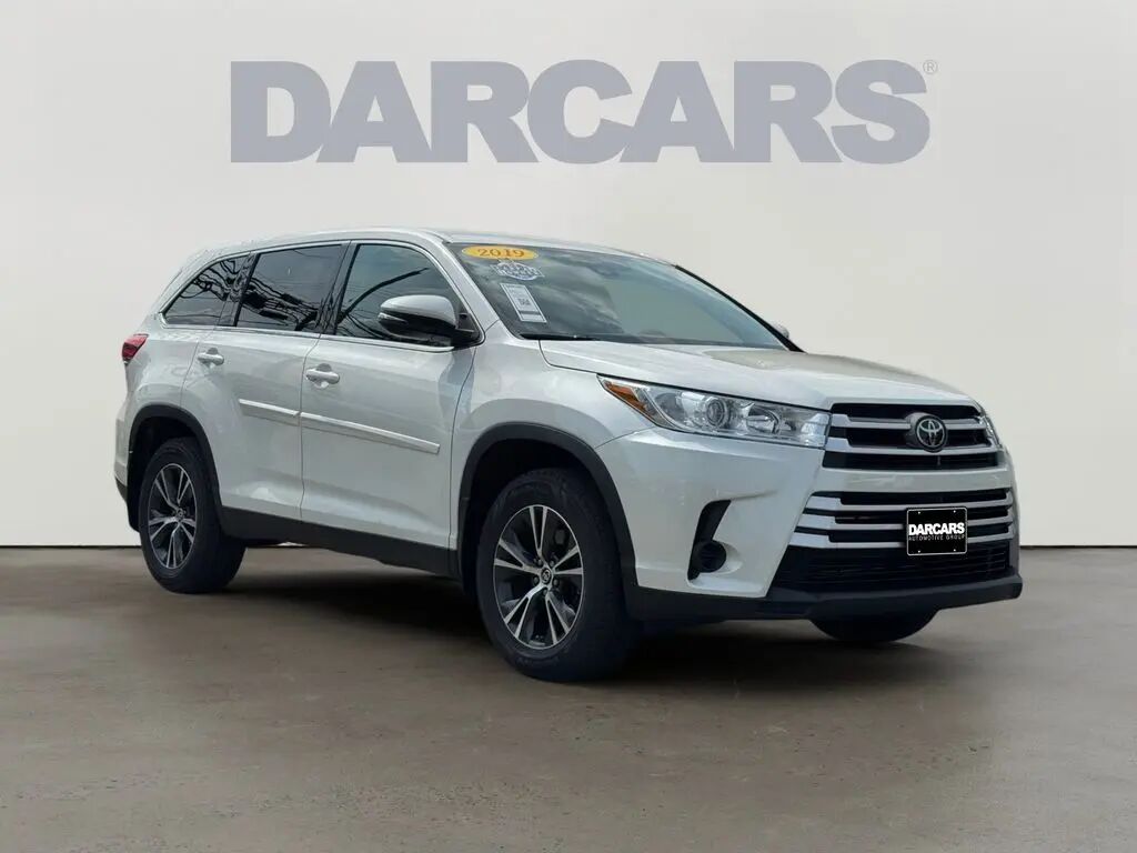 2019 Toyota Highlander LE — photo 1 of 13