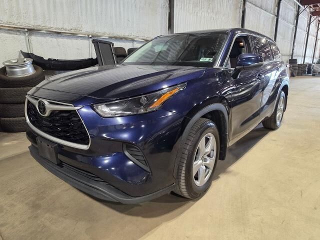 2022 Toyota Highlander L — photo 1 of 13