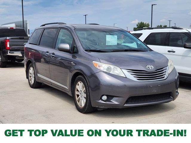 2017 Toyota Sienna XLE 7-Passenger — photo 1 of 4