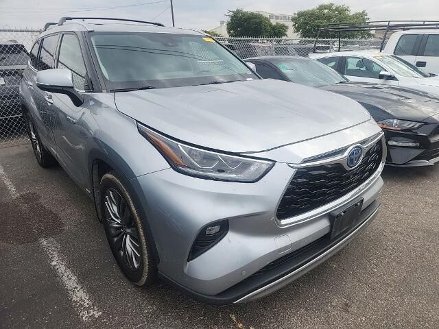 2021 Toyota Highlander Hybrid Platinum