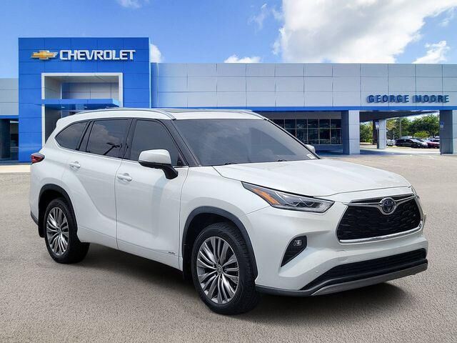2022 Toyota Highlander Hybrid Platinum