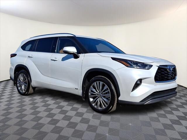 2022 Toyota Highlander Hybrid Platinum