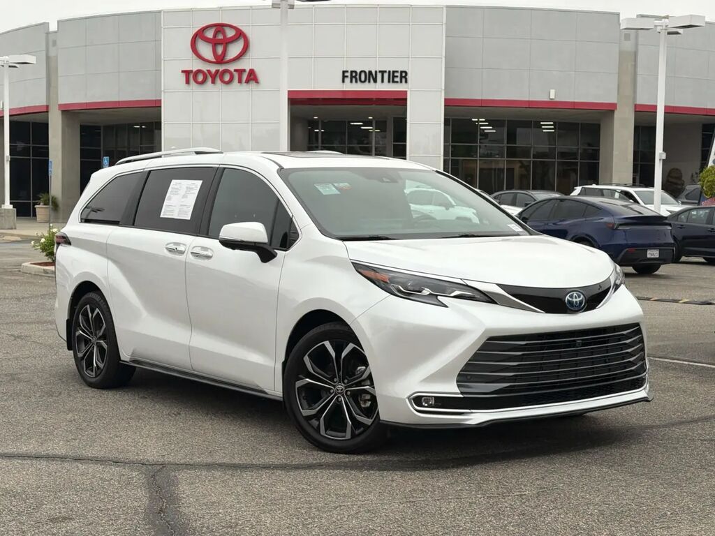 2025 Toyota Sienna Platinum 7-Passenger — photo 1 of 13