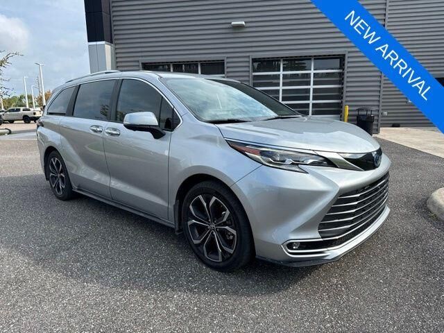 2025 Toyota Sienna Platinum 7-Passenger