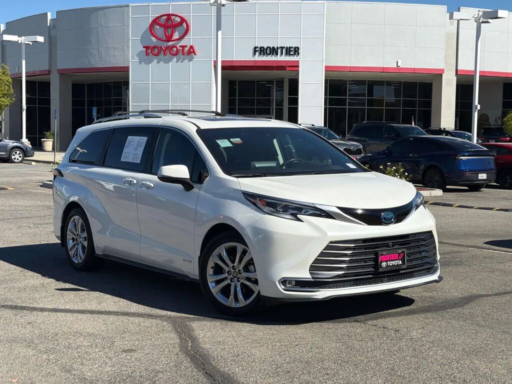 2021 Toyota Sienna Platinum 7-Passenger — photo 1 of 13
