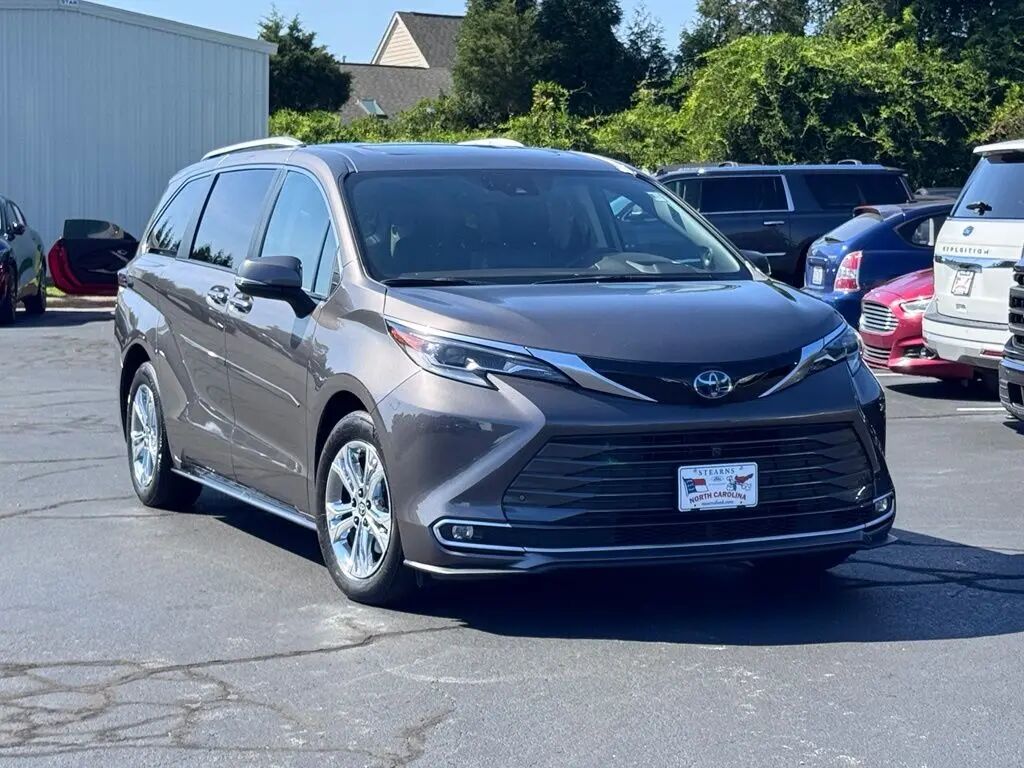 2023 Toyota Sienna Platinum 7-Passenger — photo 1 of 13