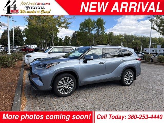 2023 Toyota Highlander Hybrid Platinum