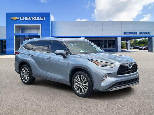 2021 Toyota Highlander Hybrid Platinum