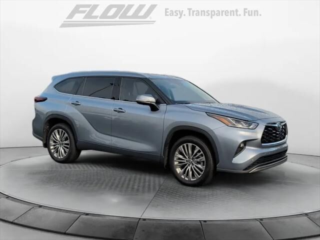 2024 Toyota Highlander Hybrid Platinum — photo 1 of 13