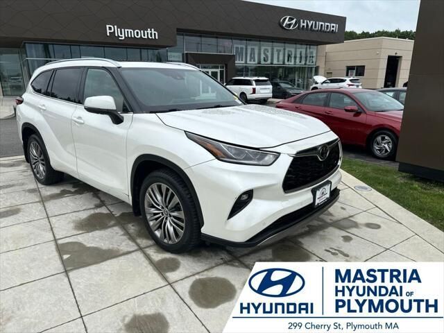 2021 Toyota Highlander Platinum — photo 1 of 13
