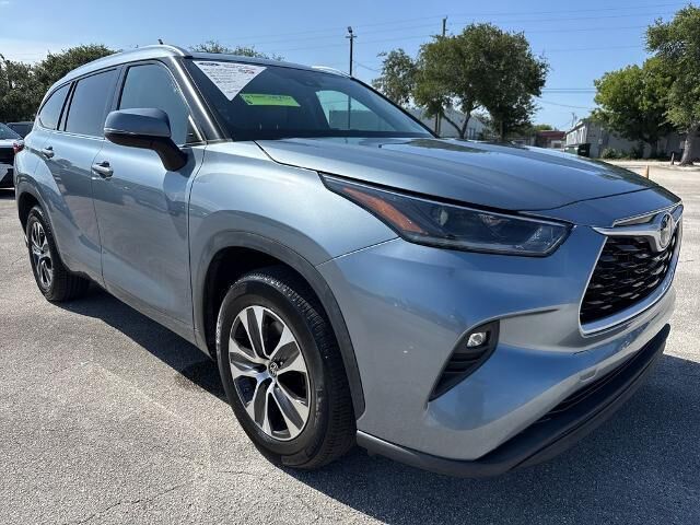 2021 Toyota Highlander XLE — photo 1 of 1