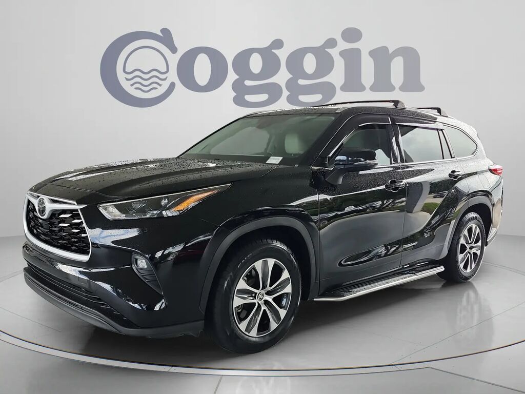 2022 Toyota Highlander XLE — photo 1 of 13