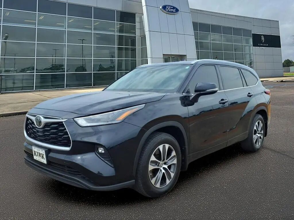 2021 Toyota Highlander XLE — photo 1 of 13