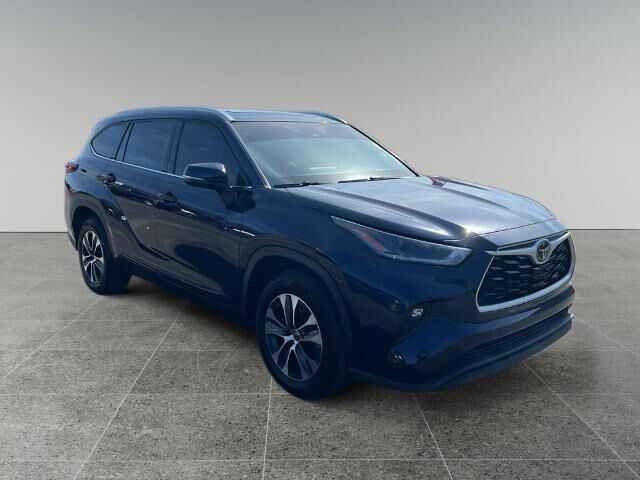2021 Toyota Highlander XLE — photo 1 of 12