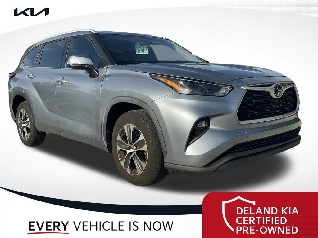 2022 Toyota Highlander XLE — photo 1 of 10