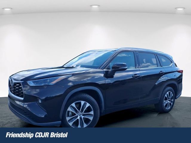 2022 Toyota Highlander XLE — photo 1 of 10