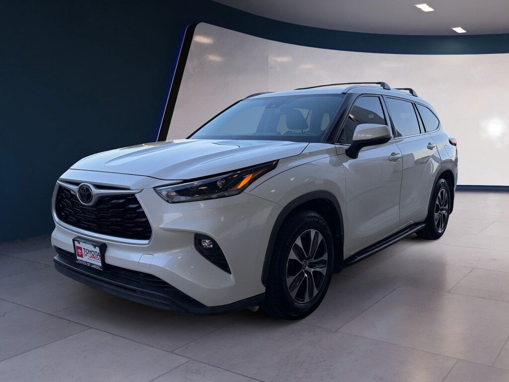 2021 Toyota Highlander XLE — photo 1 of 13