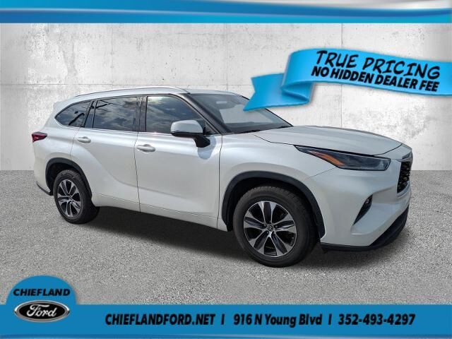 2021 Toyota Highlander XLE — photo 1 of 13