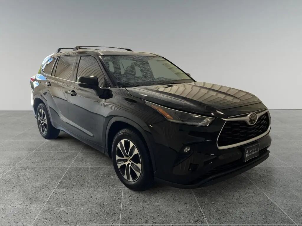 2021 Toyota Highlander XLE — photo 1 of 13