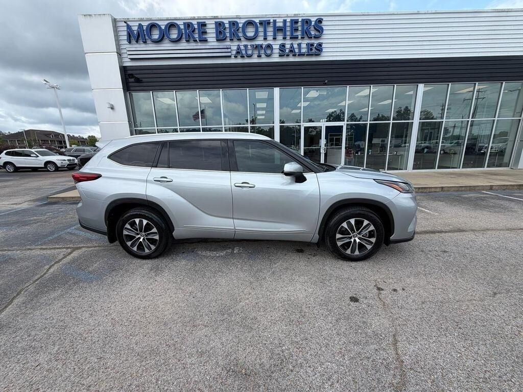 2021 Toyota Highlander — photo 1 of 13