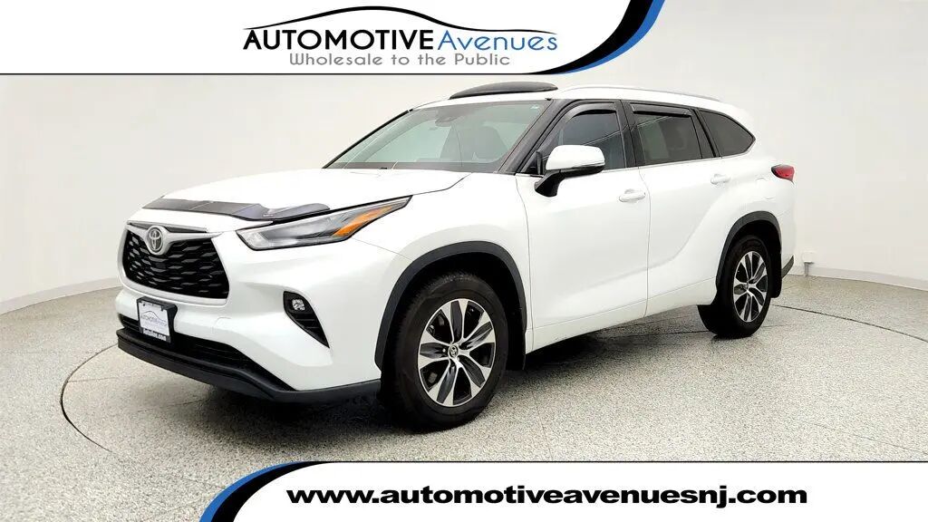 2022 Toyota Highlander XLE — photo 1 of 13