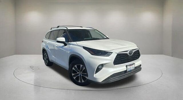 2021 Toyota Highlander XLE — photo 1 of 1
