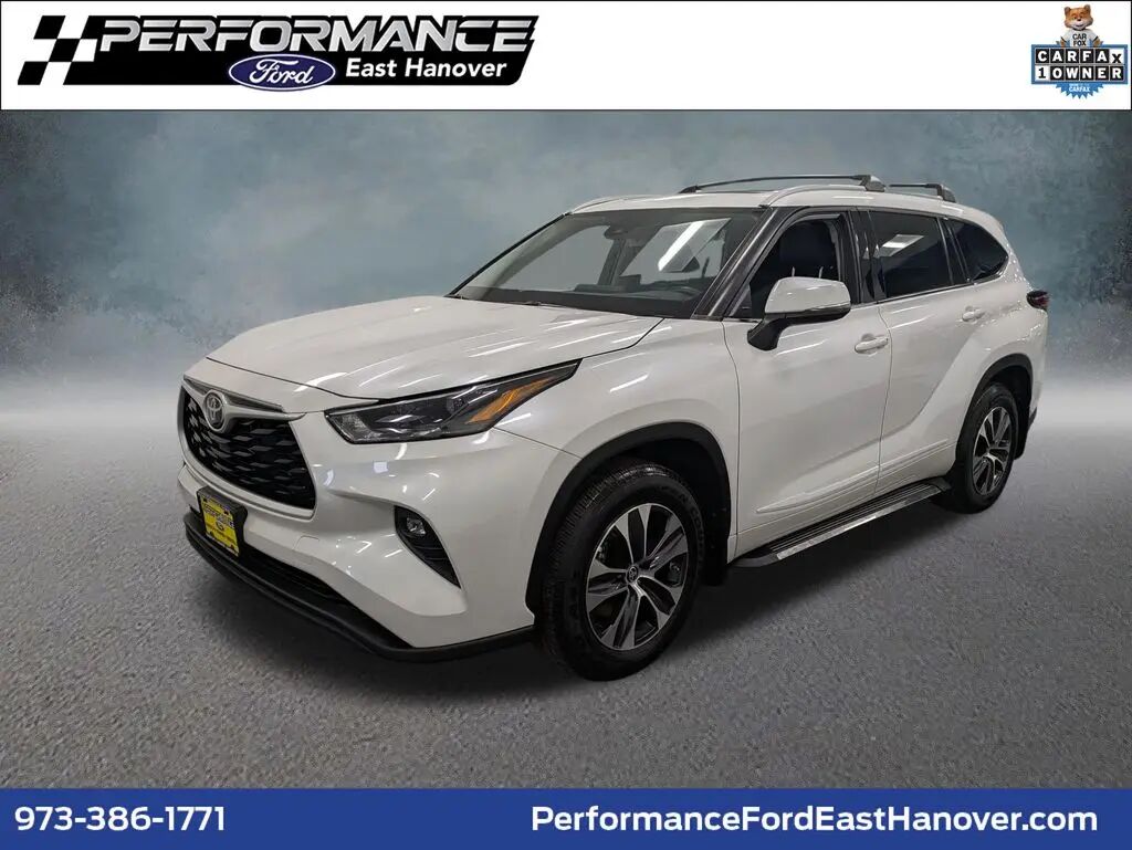 2022 Toyota Highlander XLE — photo 1 of 14