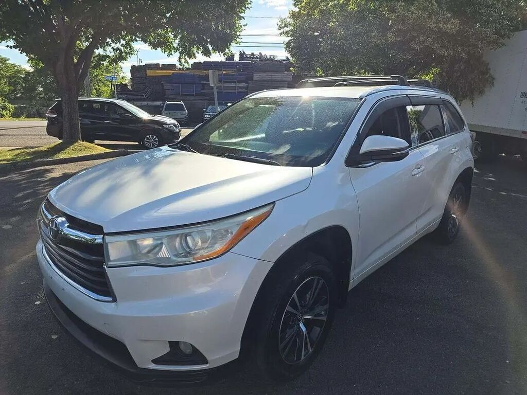 2016 Toyota Highlander XLE — photo 1 of 13