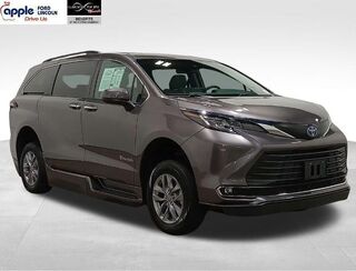 2022 Toyota Sienna XLE 8-Passenger