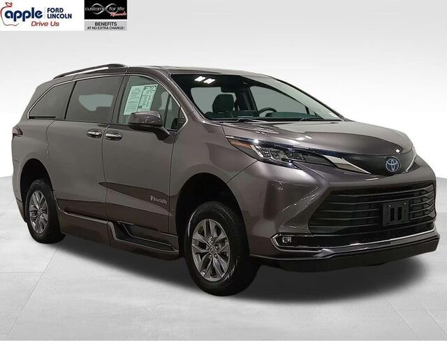 2022 Toyota Sienna XLE 8-Passenger