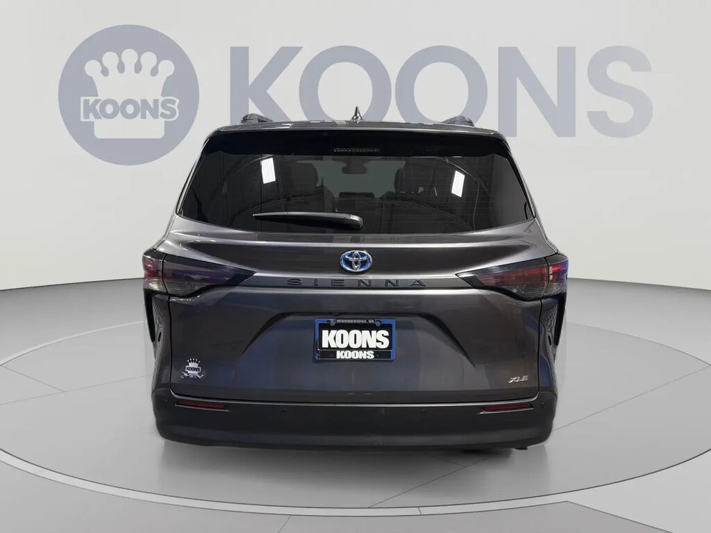 2025 Toyota Sienna XLE 8-Passenger — photo 1 of 13