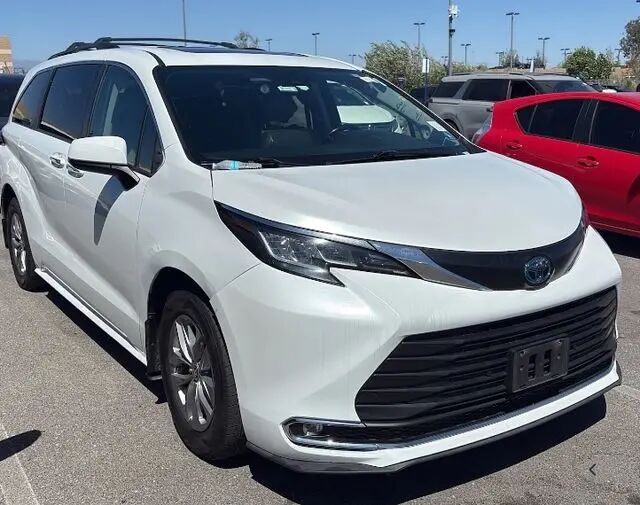 2022 Toyota Sienna XLE 8-Passenger