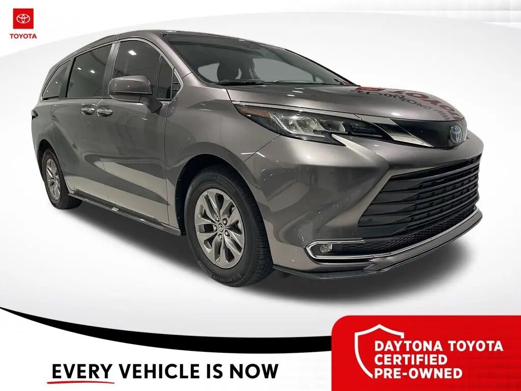 2022 Toyota Sienna XLE 8-Passenger — photo 1 of 10