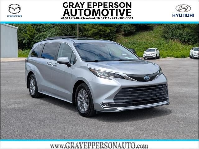 2022 Toyota Sienna XLE 8-Passenger