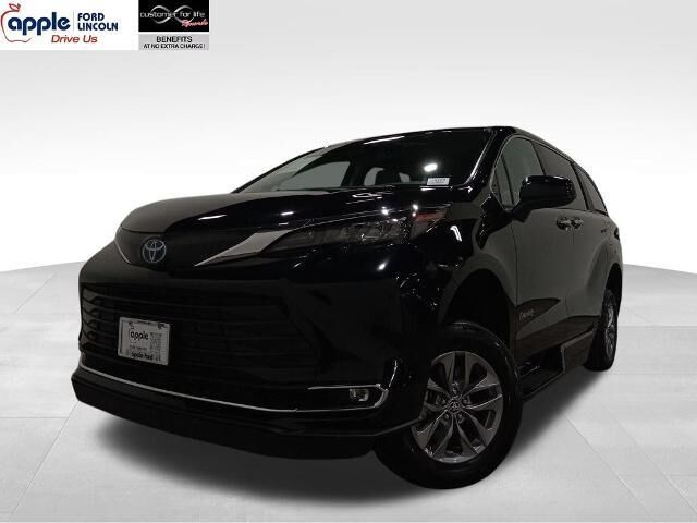 2024 Toyota Sienna XLE 8-Passenger