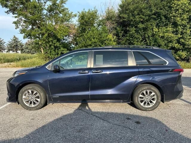 2021 Toyota Sienna XLE 7-Passenger