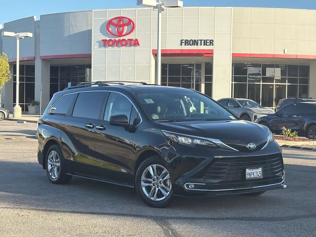 2024 Toyota Sienna XLE 8-Passenger — photo 1 of 13