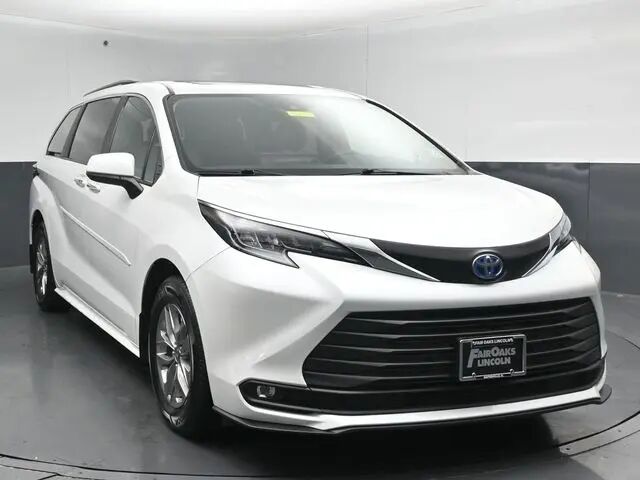 2025 Toyota Sienna XLE 7-Passenger — photo 1 of 13