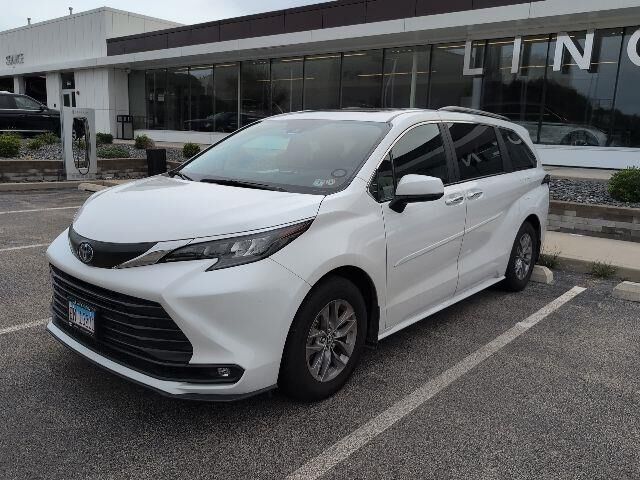 2025 Toyota Sienna XLE 7-Passenger