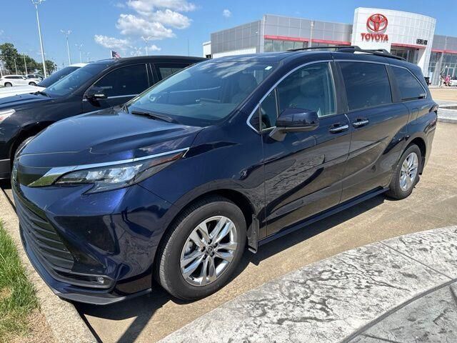 2025 Toyota Sienna XLE 7-Passenger