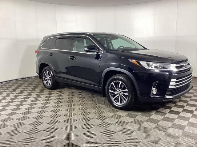 2019 Toyota Highlander XLE — photo 1 of 13
