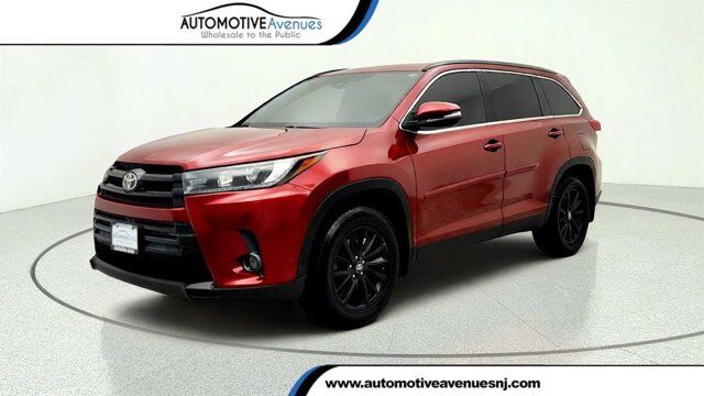 2019 Toyota Highlander SE — photo 1 of 13